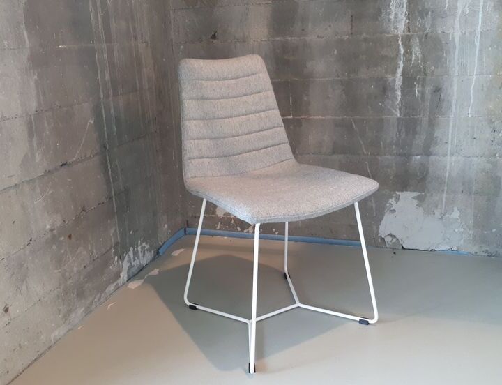 cover.stoel.wit.grijs.jpg